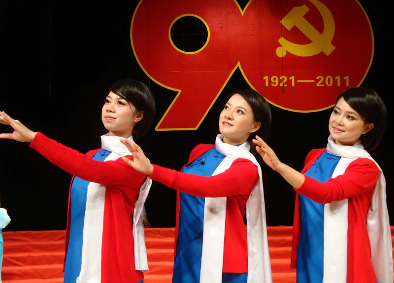 图为我校《红色礼赞》参加演出