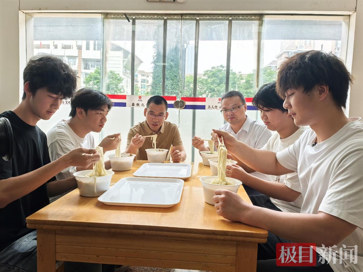 一碗长寿面里的“文脉密码”:长职以中国式生日礼润泽学子心灵 一碗长寿面里的“文脉密码”:长职以中国式生日礼润泽学子心灵