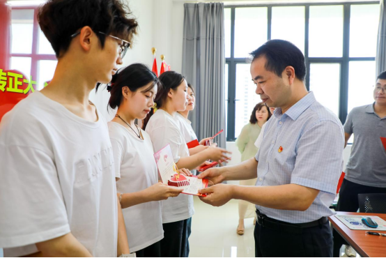 百幅墨香寄远志!长江职院财经旅游学院为毕业生镌刻“心灵印章”