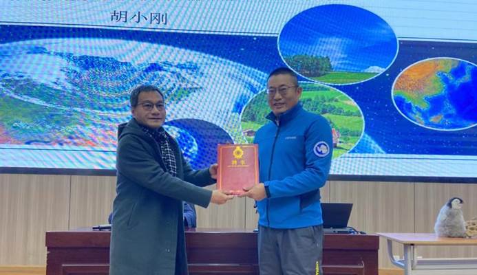 马克思主义学院院长傅翔向胡小刚教授颁发长江职业学院思想政治理论课校外兼课教师聘书