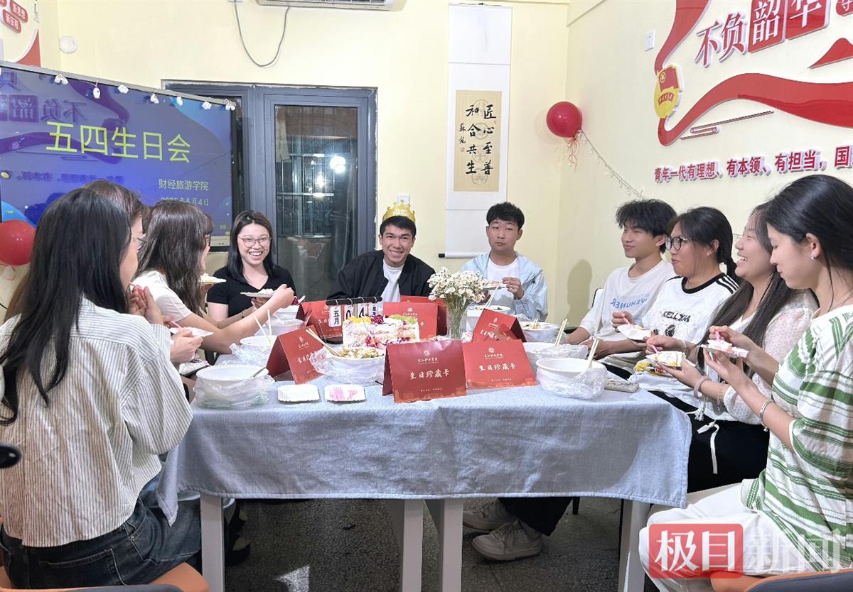 一碗长寿面里的“文脉密码”:长职以中国式生日礼润泽学子心灵 一碗长寿面里的“文脉密码”:长职以中国式生日礼润泽学子心灵