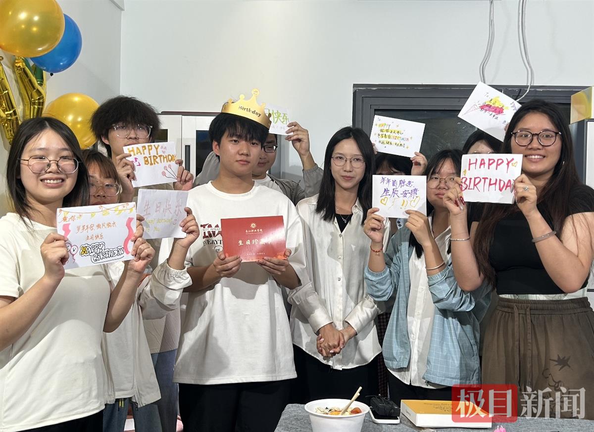 一碗长寿面里的“文脉密码”:长职以中国式生日礼润泽学子心灵 一碗长寿面里的“文脉密码”:长职以中国式生日礼润泽学子心灵
