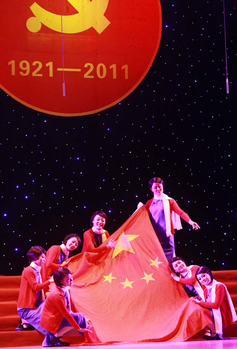 图为我校《红色礼赞》参加演出